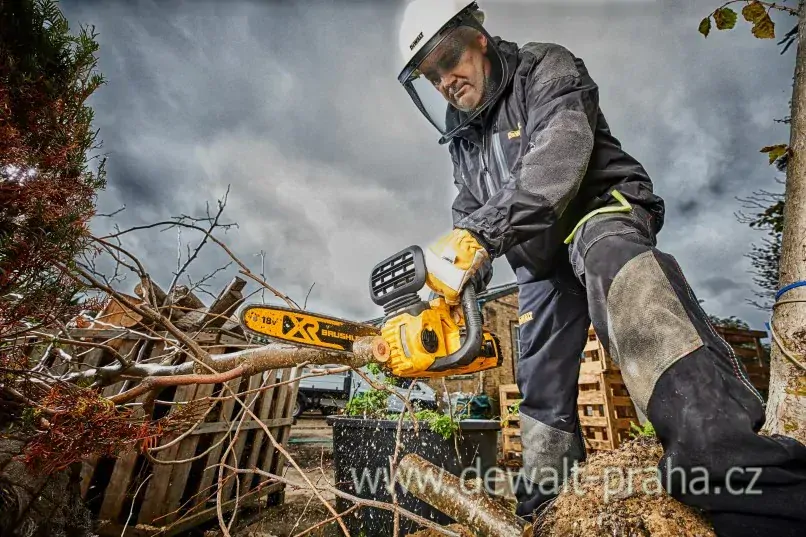 DCM565N DeWALT Aku řetězová pila 18V, 30cm, samostatný stroj