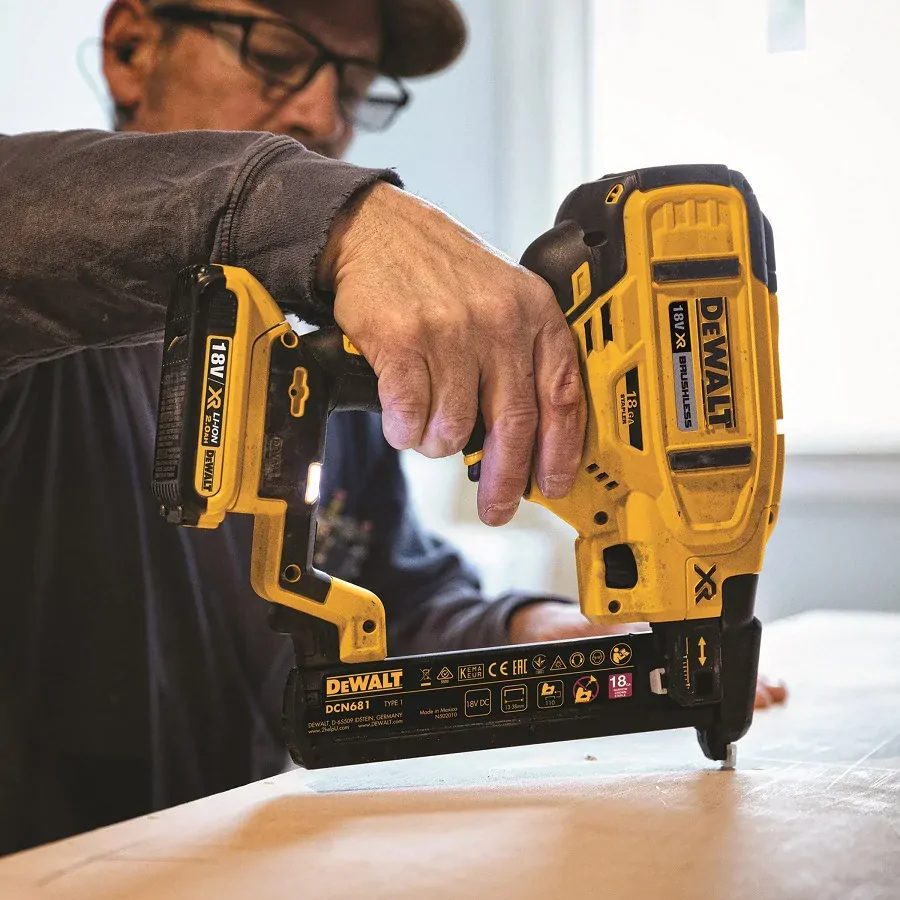 DeWALT DCN681N Aku bezuhlíková sponkovačka 18V XR , samostatný stroj
