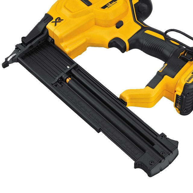DCN680D2 DeWALT Aku bezuhlíková nastřelovací pistole 18 V XR Li-Ion 2x 2,0Ah, TSTAK