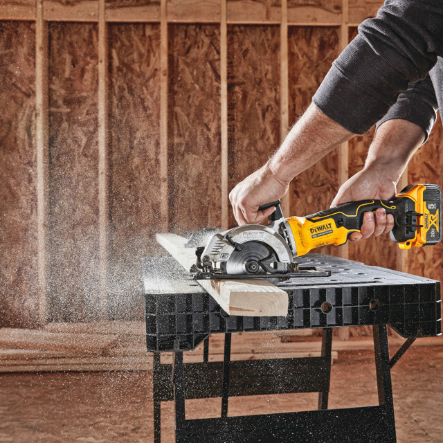 DCS571N DeWALT aku kotoučová pila 115 mm, 18 V, samosatný stroj