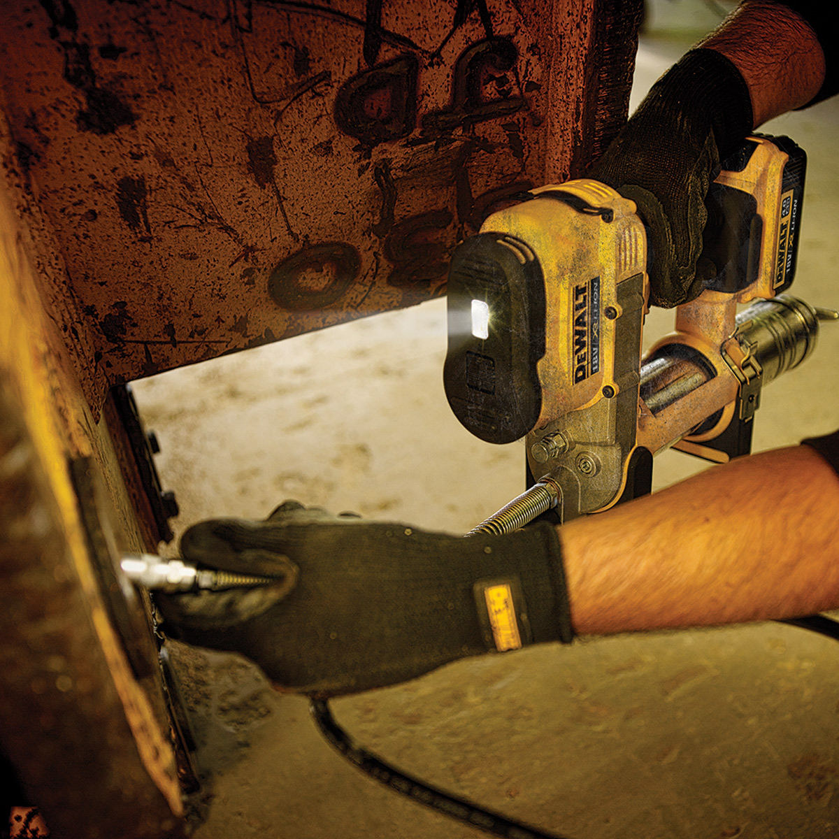 DCGG571NK DeWALT Mazací lis / maznice 18 V XR Li-Ion samostatný stroj v kufru