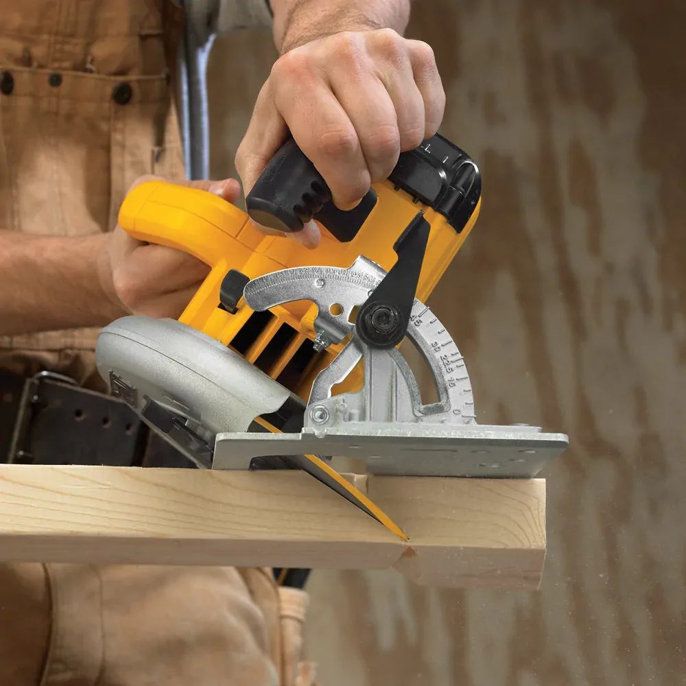 DWE575K DEWALT Kotoučová pila 1600 W s hloubkou řezu 67 mm