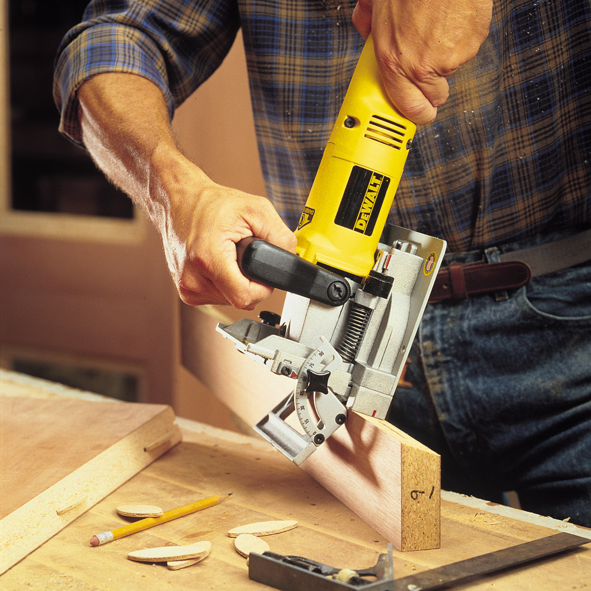 DW682K DEWALT Lamelovací frézka 600W