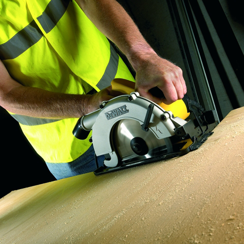DWE560 DeWALT Kotoučová pila 184 mm s hloubkou řezu 65 mm