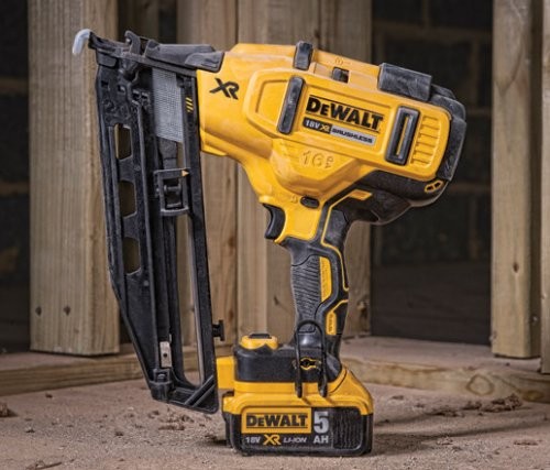 DCN660P2 DeWALT bezuhlíková nastřelovací pistole 18 V XR 5,0 Ah, kalibr 16