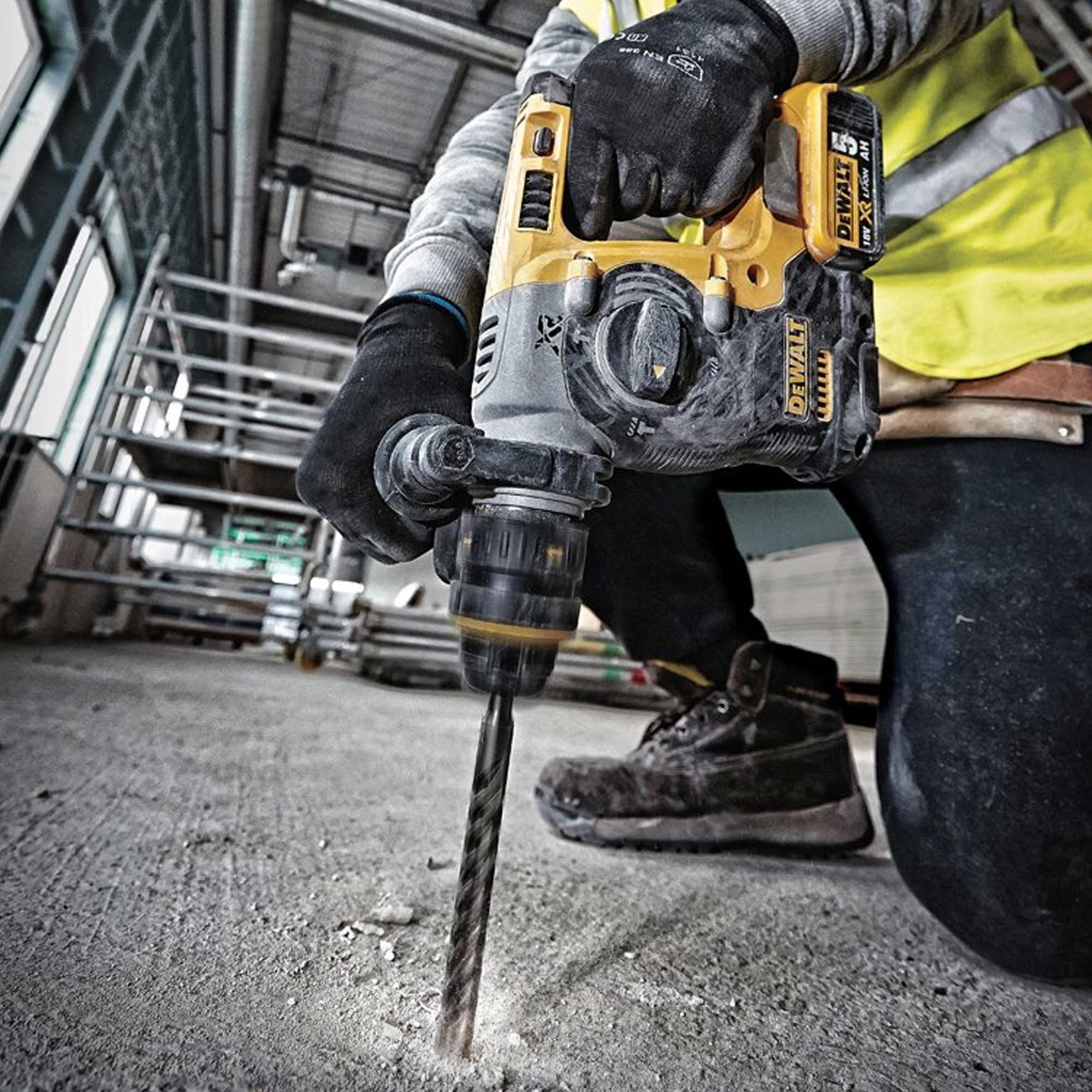 DCH274P2 DeWALT bezuhlíkové kladivo 18 V XR Li-Ion s 3 režimy a s sklíčidlem