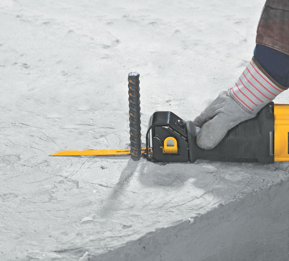 DWE305PK DeWALT Mečová pila se 4násobným nastavením pilového listu 1100W