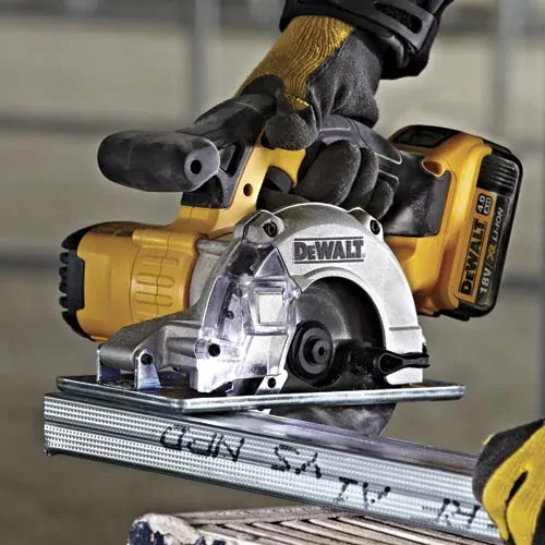 DCS373N DeWALT Kotoučová pila 18 V XR Li-Ion pro řezání kovů