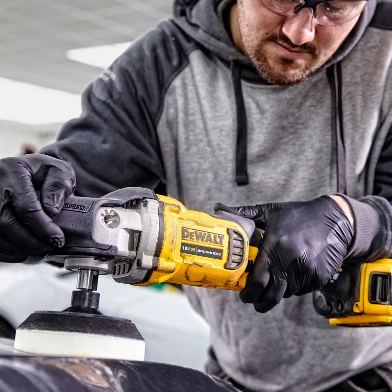 DCM849N DeWALT Aku bezuhlíková leštička 18V, 125-180 mm, samostatný stroj