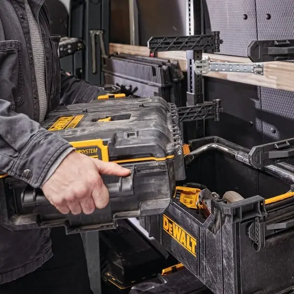 DS166 KUFR TOUGHSYSTEM 2.0 DWST83293-1 DeWALT - box na nářadí 19,3 l