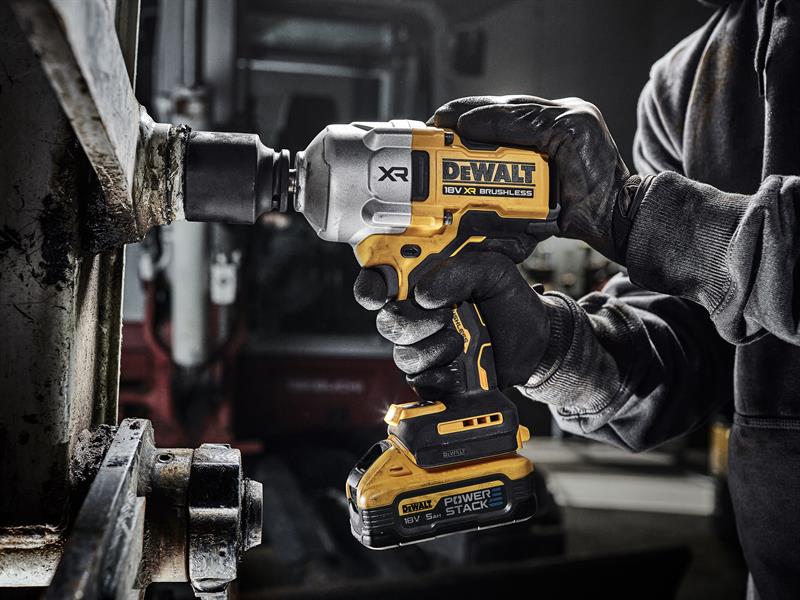 DCF961H2T DeWALT Aku bezuhlíkový rázový utahovák 1/2" 18V XR 5,0 Ah POWERSTACK