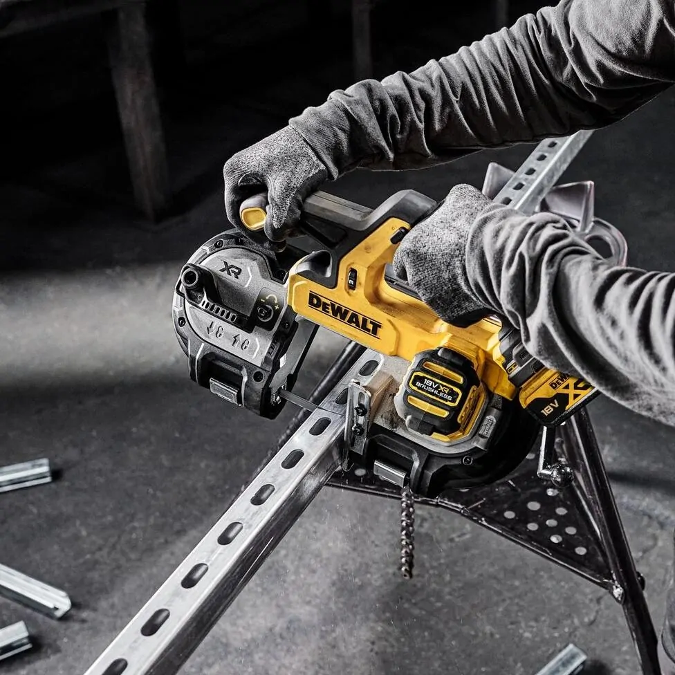 DCS378N DeWALT Pásová pila 18V XR na kov s bezuhlíkovým motorem, samostatný stroj