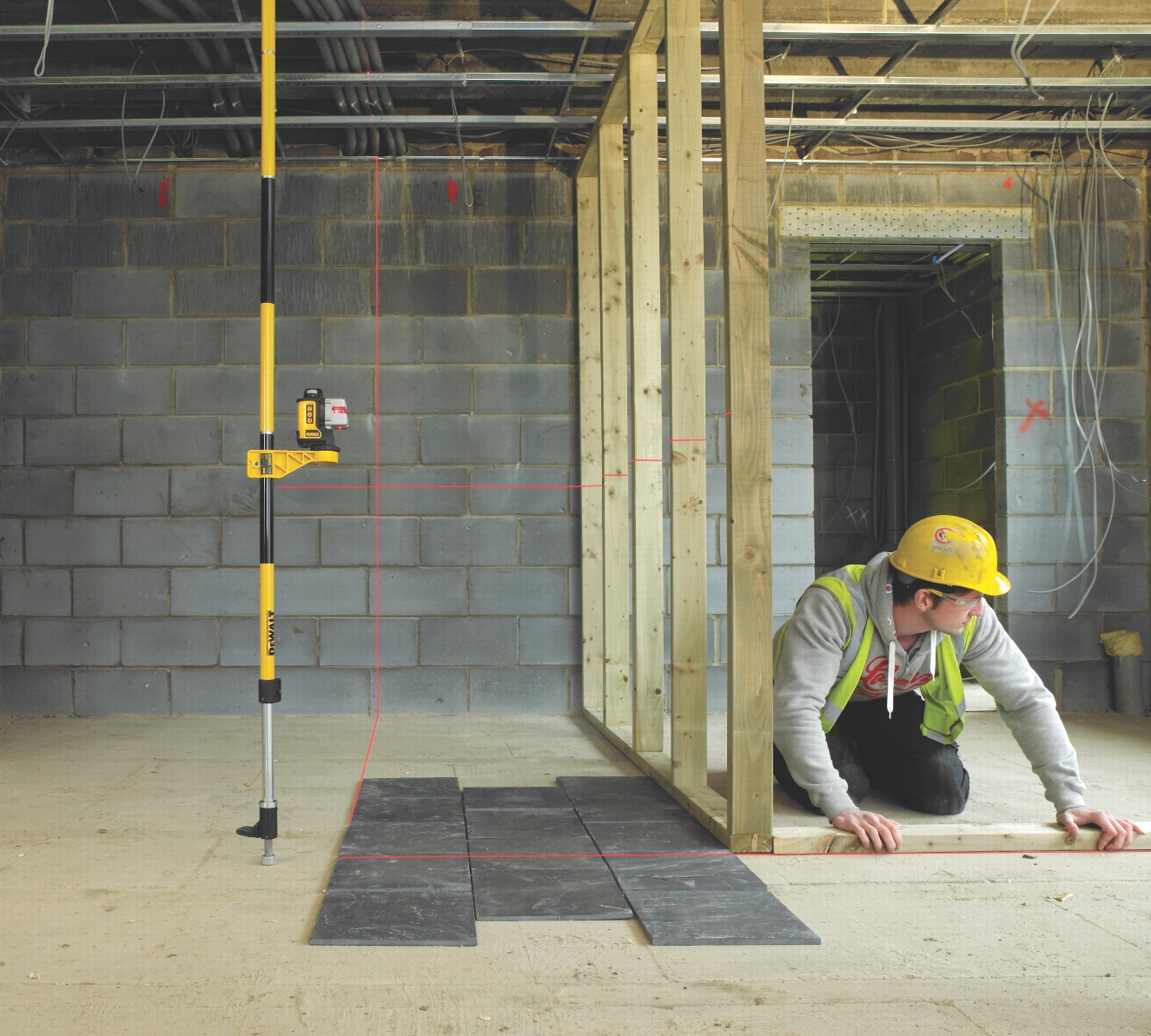 DE0882 DeWALT Teleskopická rozpěrná tyč 1/4 upínka, max. 3,4 m