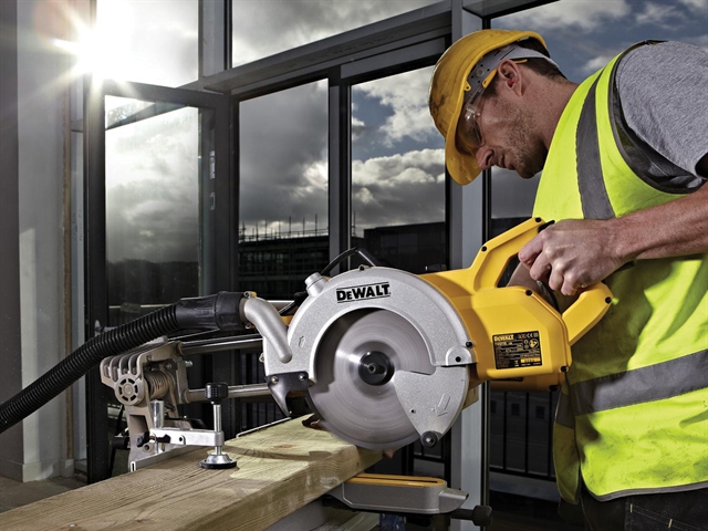 DWS778 DeWALT Kompaktní posuvná pokosová pila 250 mm