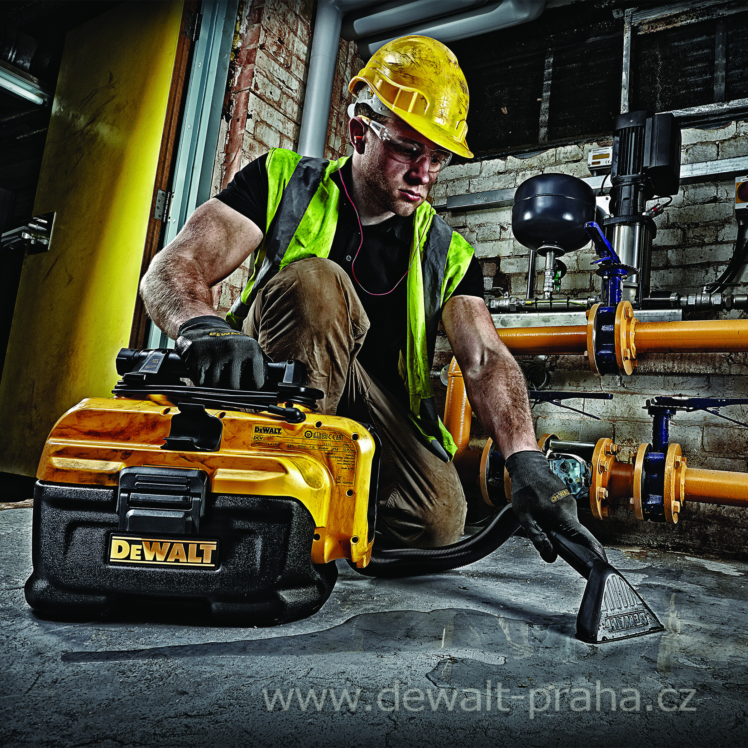 DCV584L DeWALT Vysavač třídy L s napájením z akumulátoru a ze sítě