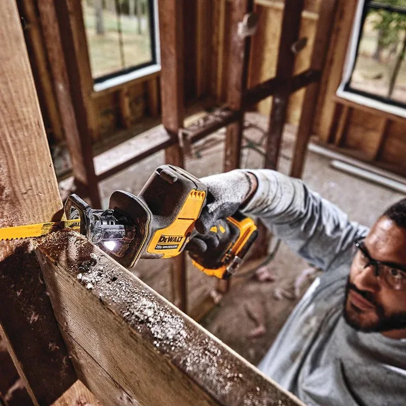 DCS369N DeWALT Aku mečová pila 18V, samosatný stroj