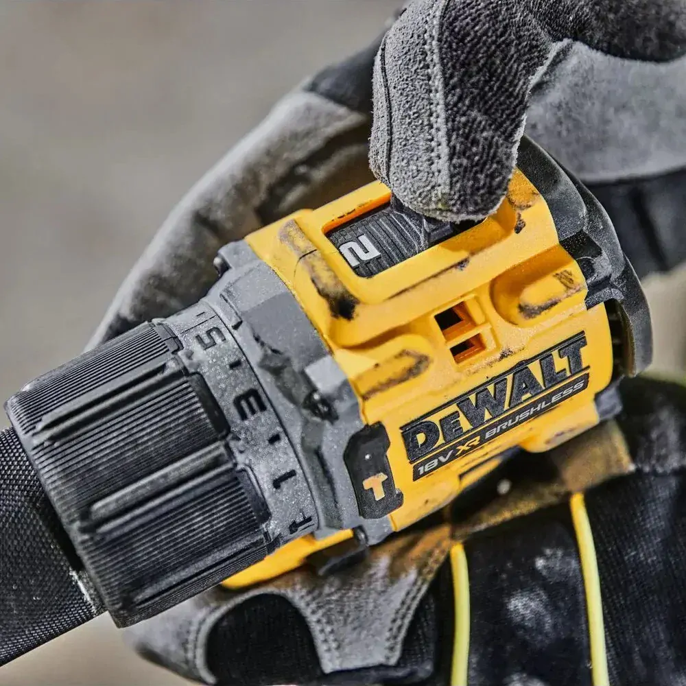DCD805P2T DeWALT Bezuhlíková aku příklepová vrtačka 18V 2x 5,0Ah XR Li-Ion