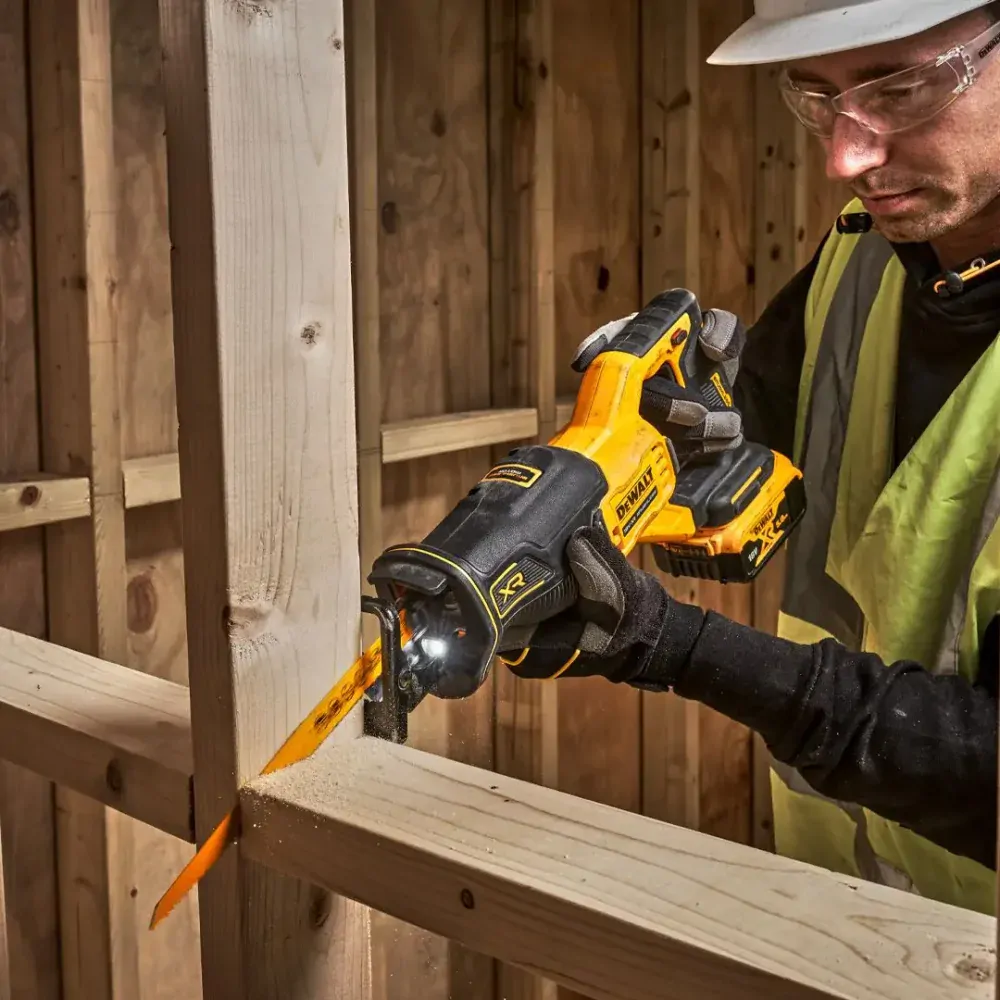 DCS382N DeWALT Aku mečová pila bezuhlíková 18V, samostatný stroj