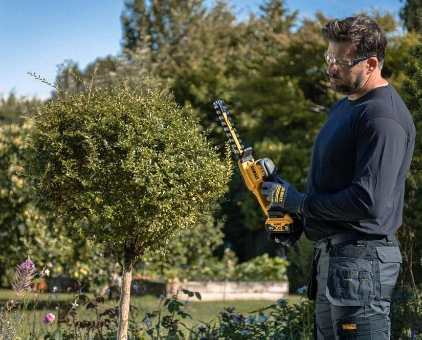 DCMHT520N DeWALT aku nůžky na živý plot 20 cm, 18V  (bez aku a nabíječky)