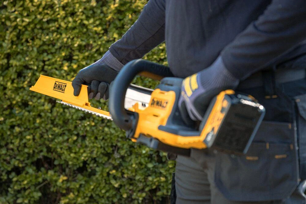 DZO8555 DEWALT Nástavec na odmetání odstřižků živých plotů