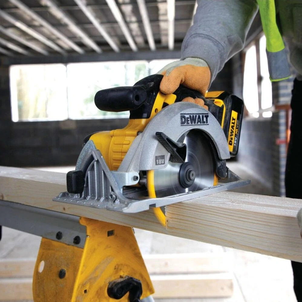 DCS391N DeWALT Aku kotoučová pila XR Li-Ion 18V, samostatný stroj