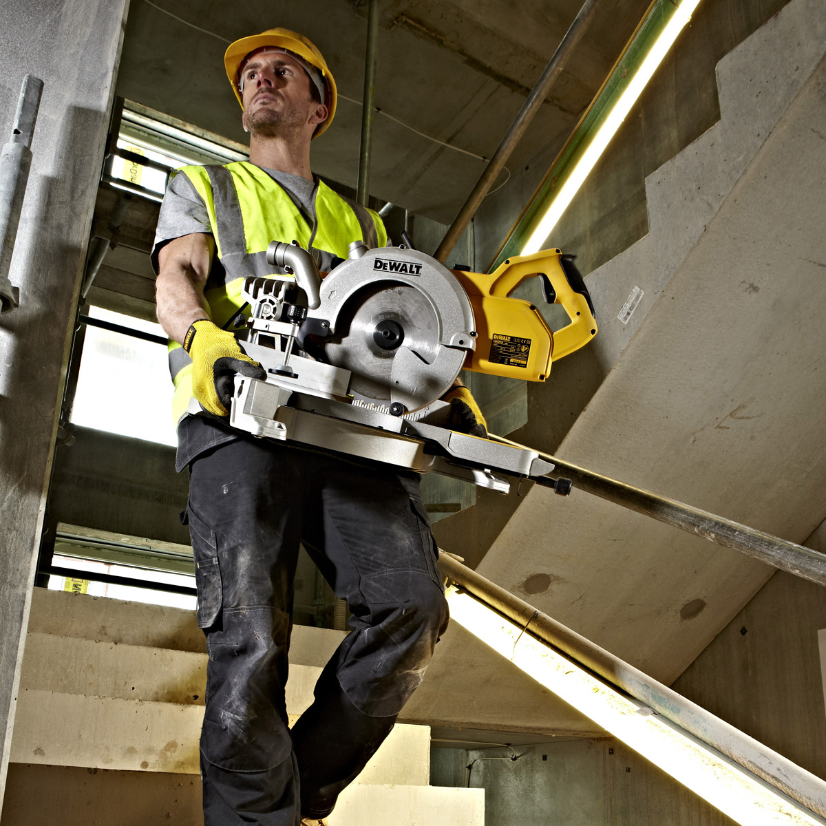 DWS778 DeWALT Kompaktní posuvná pokosová pila 250 mm