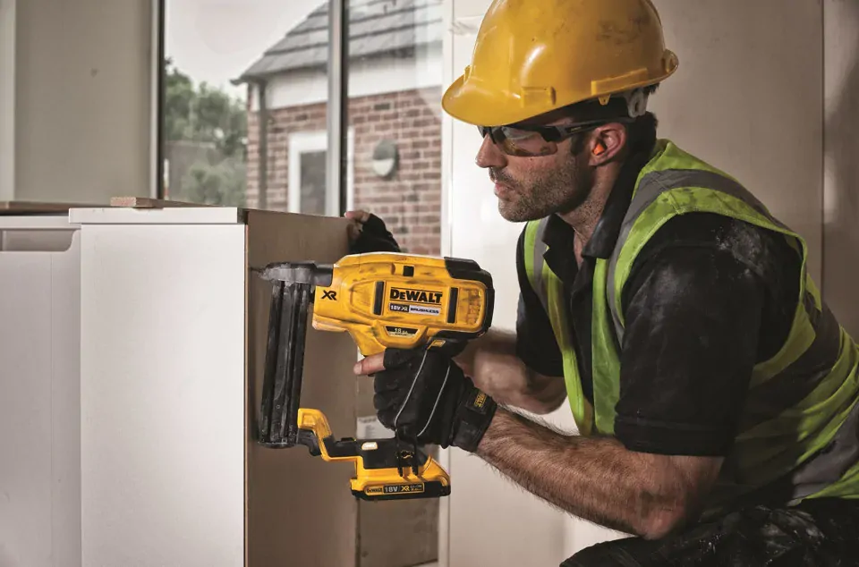 DCN681D2 Aku bezuhlíková sponkovačka 18V, 2x 2,0Ah XR Li-Ion DeWALT