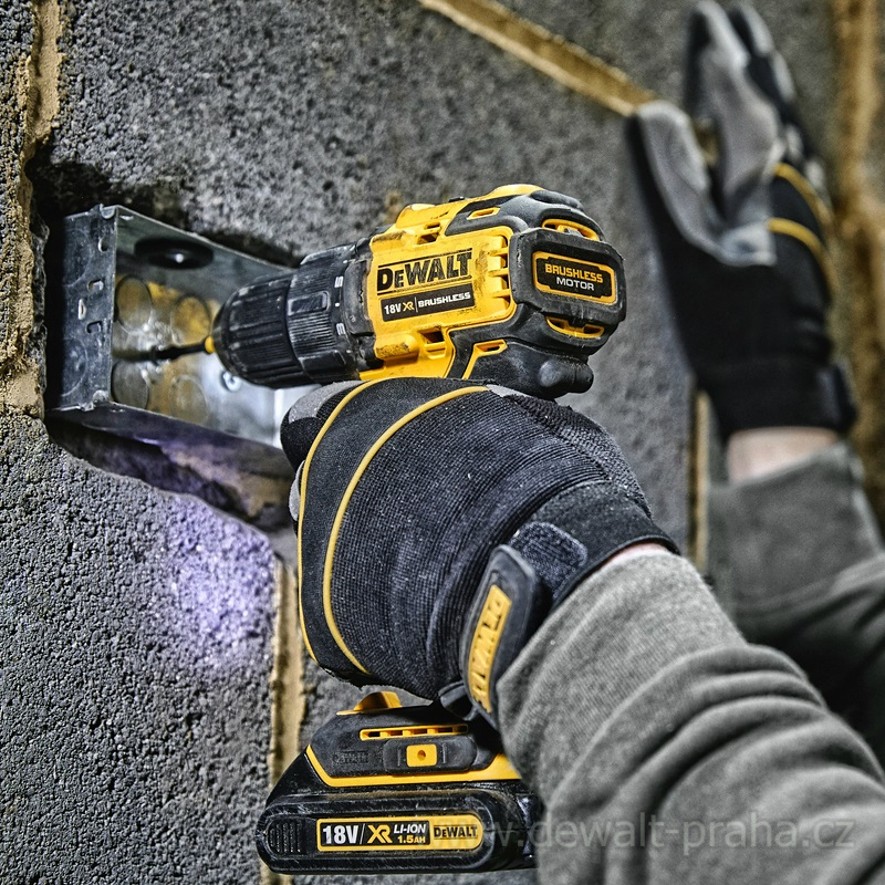 DCD708S2T DeWALT Aku bezuhlíková vrtačka/šroubovák 18 V XR Li-Ion, 2x 1,5Ah, TSTAK