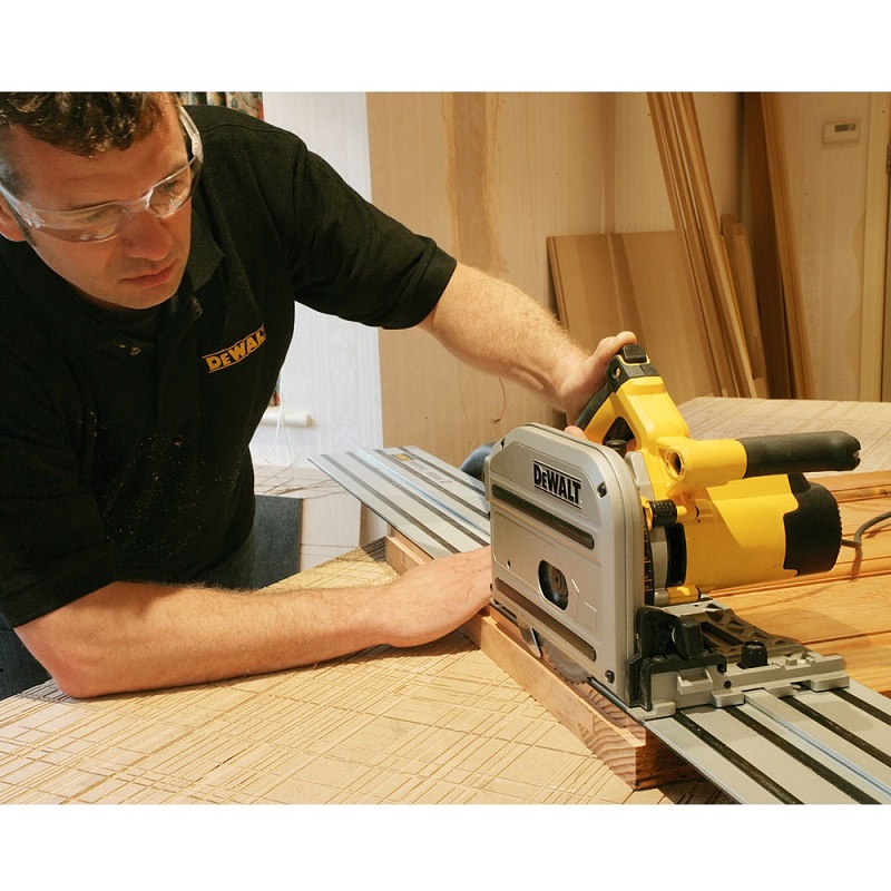 DWS520KTR DeWALT ponorná kotoučová pila 59 mm s 1,5m Vodící lištou DWS5022
