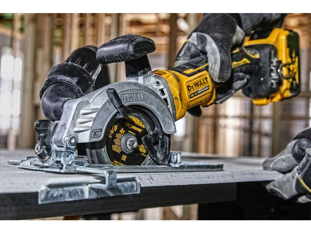 DCS571NT DeWALT aku kotoučová pila 115 mm, 18 V, samosatný stroj v kufru
