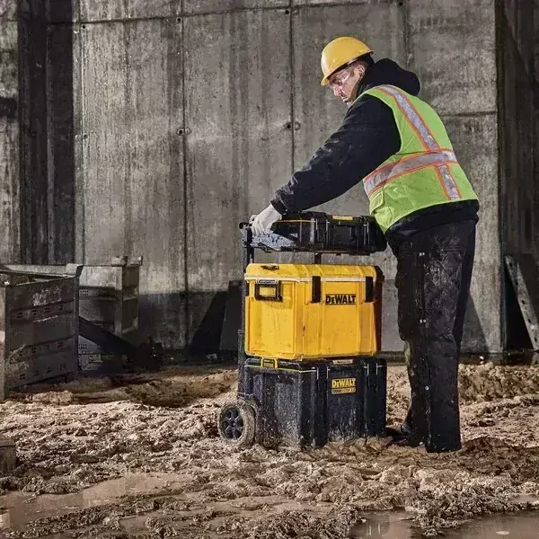 DS450 KUFR TOUGHSYSTEM 2.0 DWST83295-1 DeWALT - box s madlem a kolečky 60 l