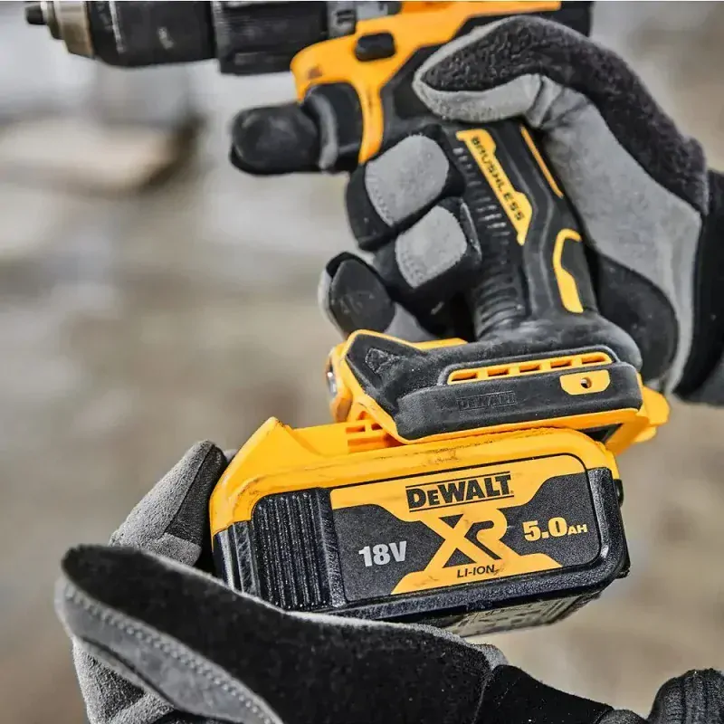 DCD805P2T DeWALT Bezuhlíková aku příklepová vrtačka 18V 2x 5,0Ah XR Li-Ion