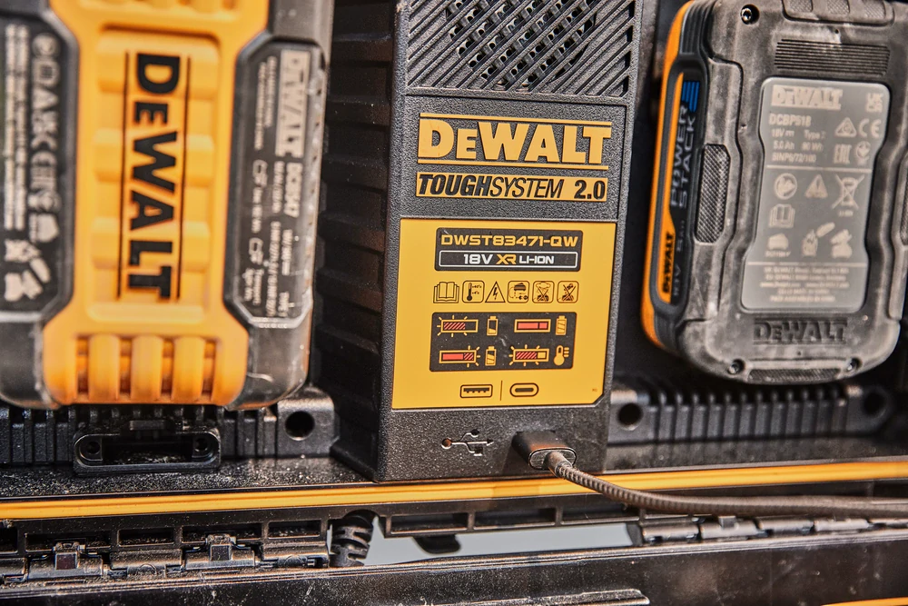 DeWALT DWST83471 nabíječka v kufru ToughSystem 2.0