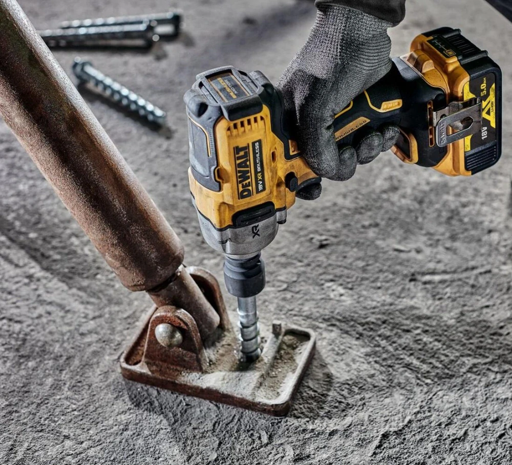 DCF892P2T DeWALT AKU bezuhlíkový rázový utahovák 813Nm, 18V 2x5,0 Ah XR 