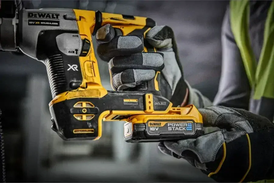 DCH172E2T DeWALT Aku bezuhlíkové vrtací kladivo SDS-Plus XR 18 V, 2x 1,7Ah POWERSTACK, TSTAK