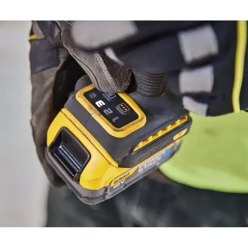 DCF860D2T DeWALT Kompaktní bezuhlíkový rázový utahovák 1/4", 282Nm, XR 18V, 2x 2,0Ah Li-Ion, TSTAK