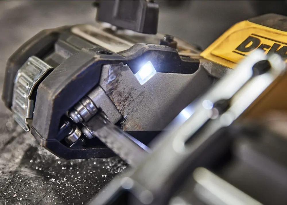DCS378N DeWALT Pásová pila 18V XR na kov s bezuhlíkovým motorem, samostatný stroj