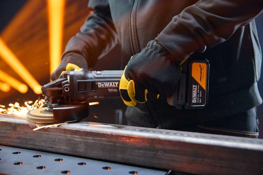 DCK2225MP2T DeWALT Aku bezuhlíková kombo sada 18V XR 2x5,0Ah rázový utahovák DCF99M a úhlová bruska 125mm DCG45M McLaren F1 Team