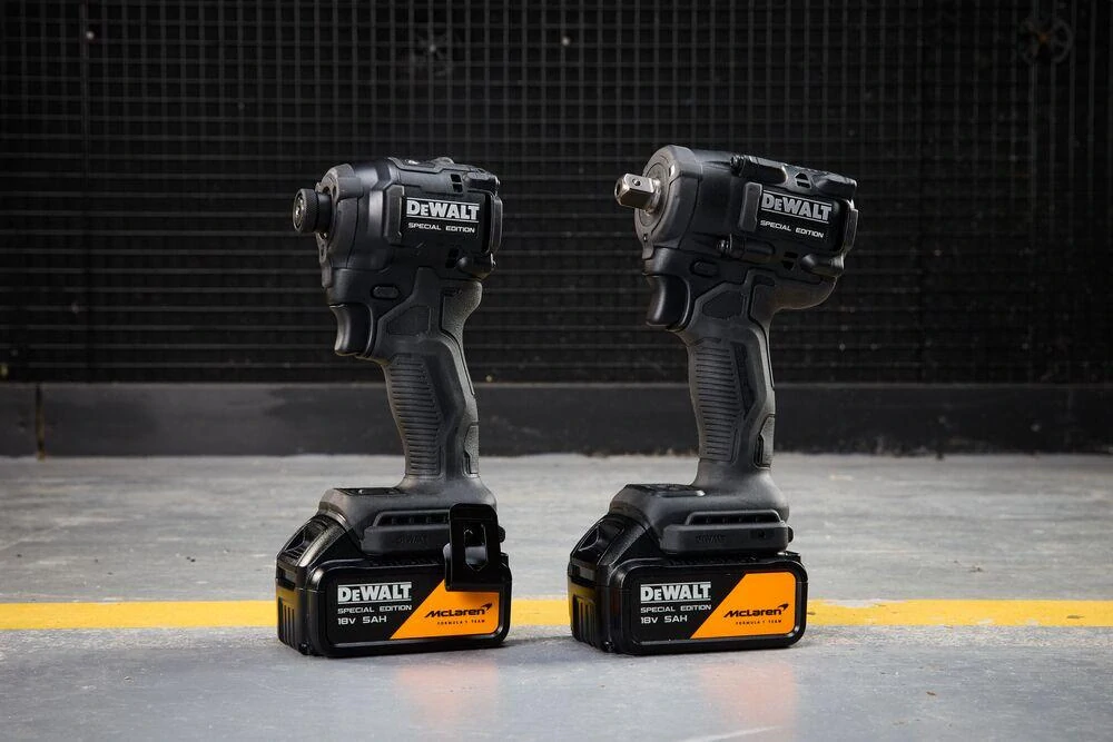 DCK2224MP2T-QW DeWALT Aku kombo sada 18V XR 2x5,0Ah rázový utahovák 1/4" DCF86M a rázový utahovák 1/2" DCF92M McLaren F1 Team 