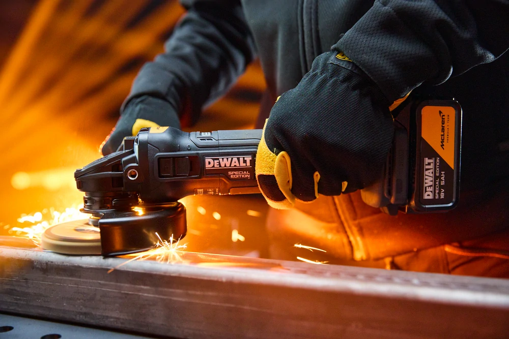 Aku bezuhlíková kombo sada 18V XR 2x5,0Ah příklepová vrtačka DCD86 a úhlová bruska 125mm DCG45M McLaren F1 Team DeWALT DCK2223MP2T