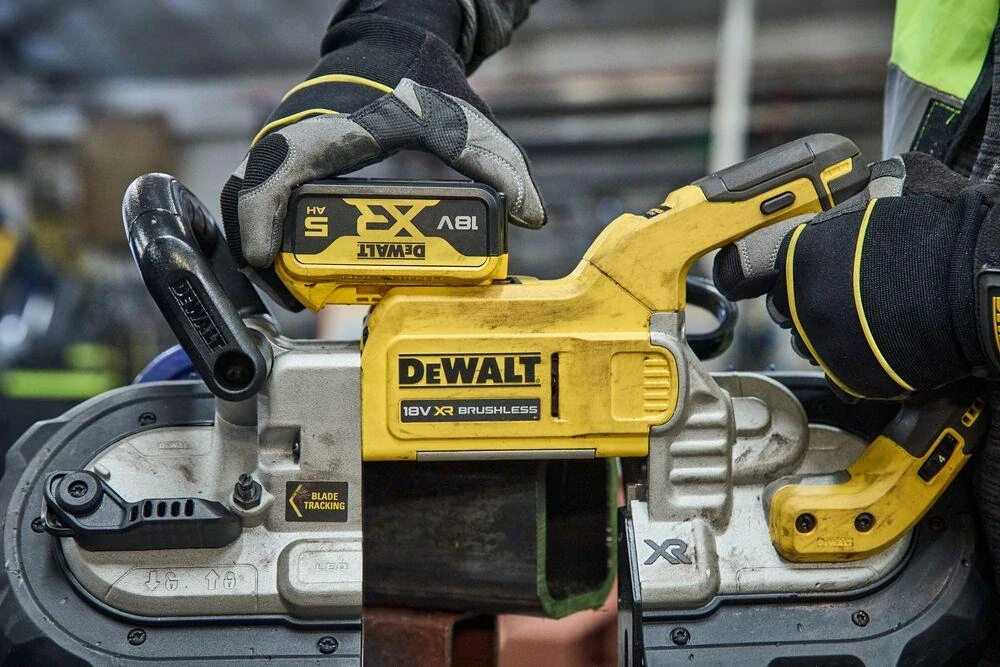 DCS374N-XJ DeWALT Pásová pila 18V XR na kov s bezuhlíkovým motorem, samostatný stroj