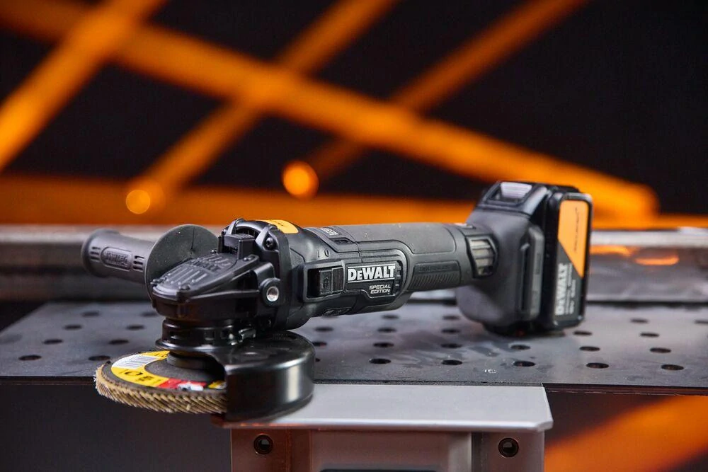 DCG45MP2T-QW DeWALT Aku bezuhlíková úhlová bruska 125 mm 18V XR 2x 5,0Ah McLaren edition