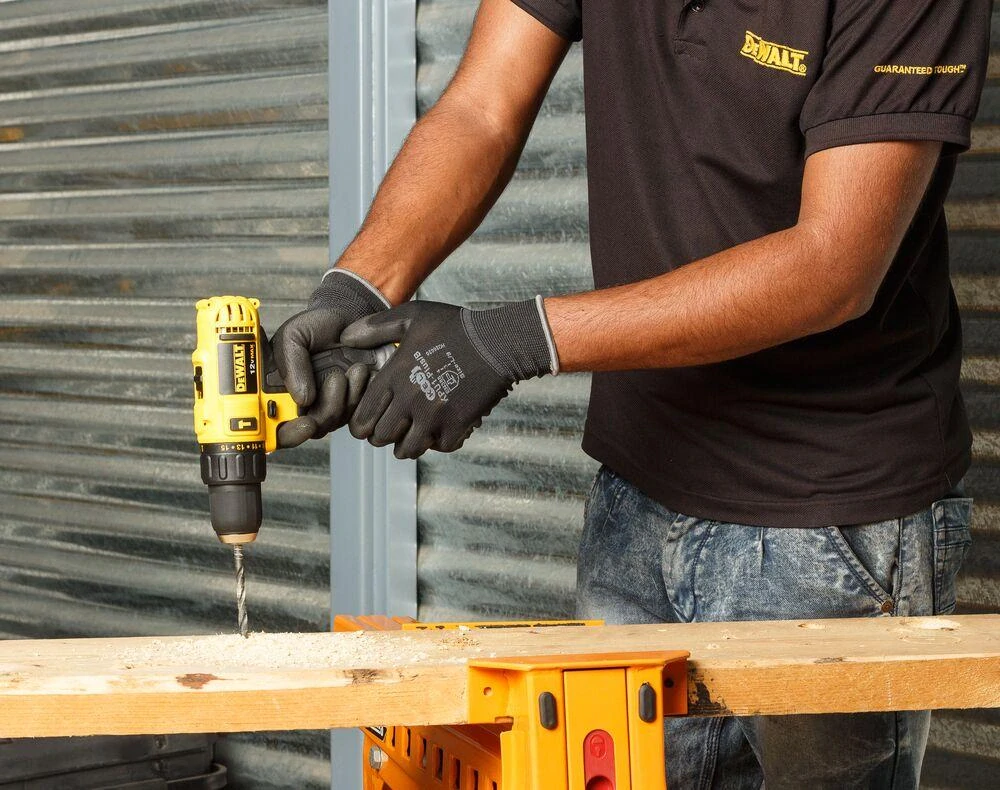 DCD716D2 DeWALT Aku vrtačka s příklepem 12 V, 2x 2,0 Ah Li-Ion, kufr