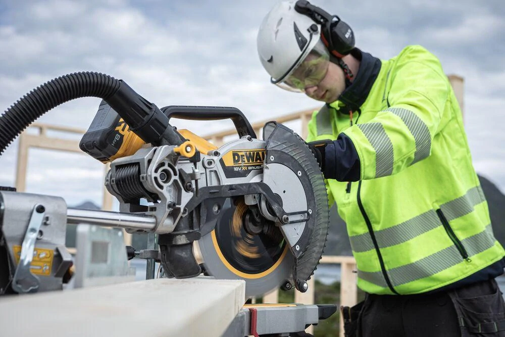 DCS782N-XJ DeWALT Aku pokosová pila 18V, samostatný stroj