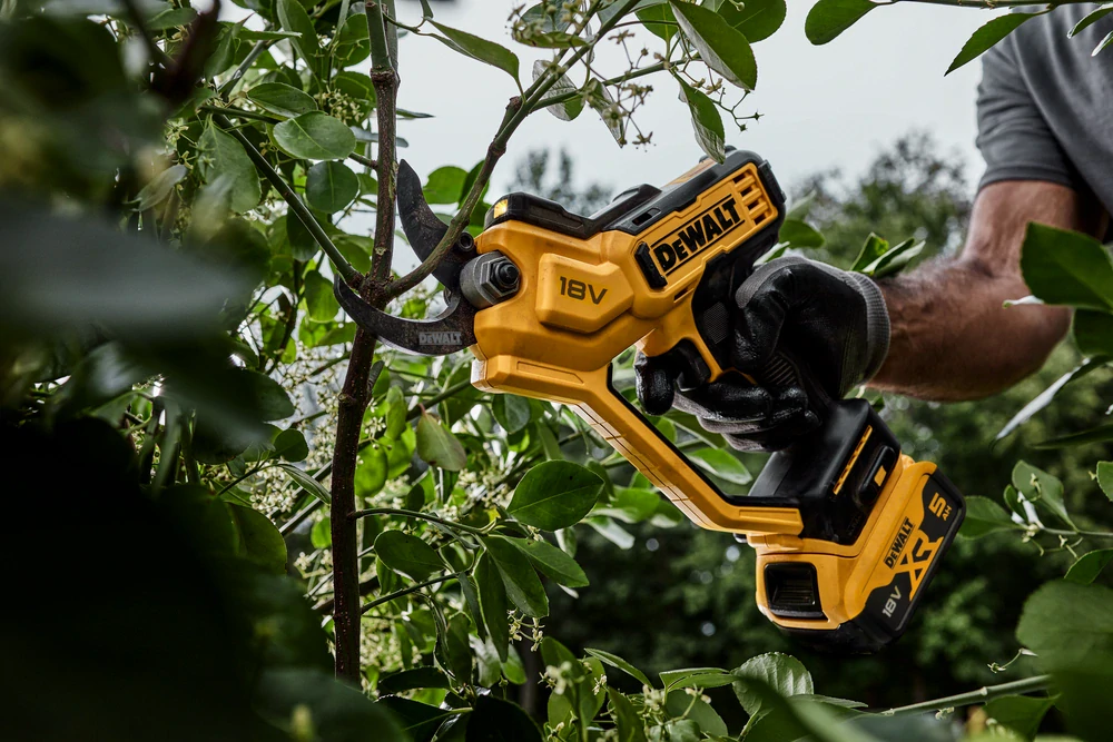 Dewalt DCMPP568N Aku zahradní nůžky 18V samostatný stroj