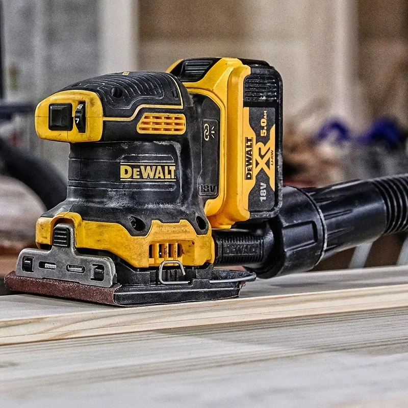 DCW200P2 DeWALT AKU vibrační bruska XR 18V, 2x 5,0 Ah Li-Ion, TSTAK