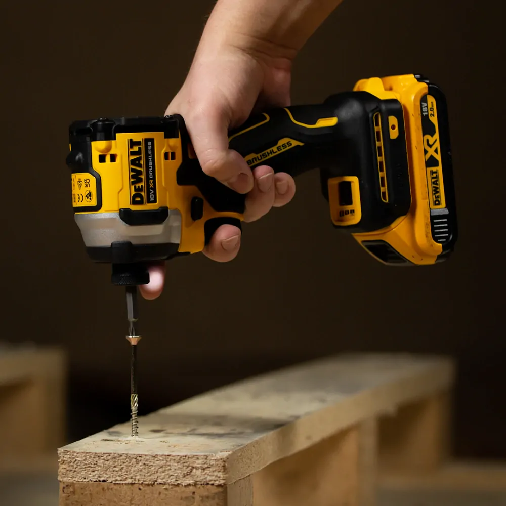 DCF850D2T DeWALT Aku bezuhlíkový rázový utahovák 1/4", 205Nm, 18V XR 2x 2,0Ah Li-Ion, TSTAK