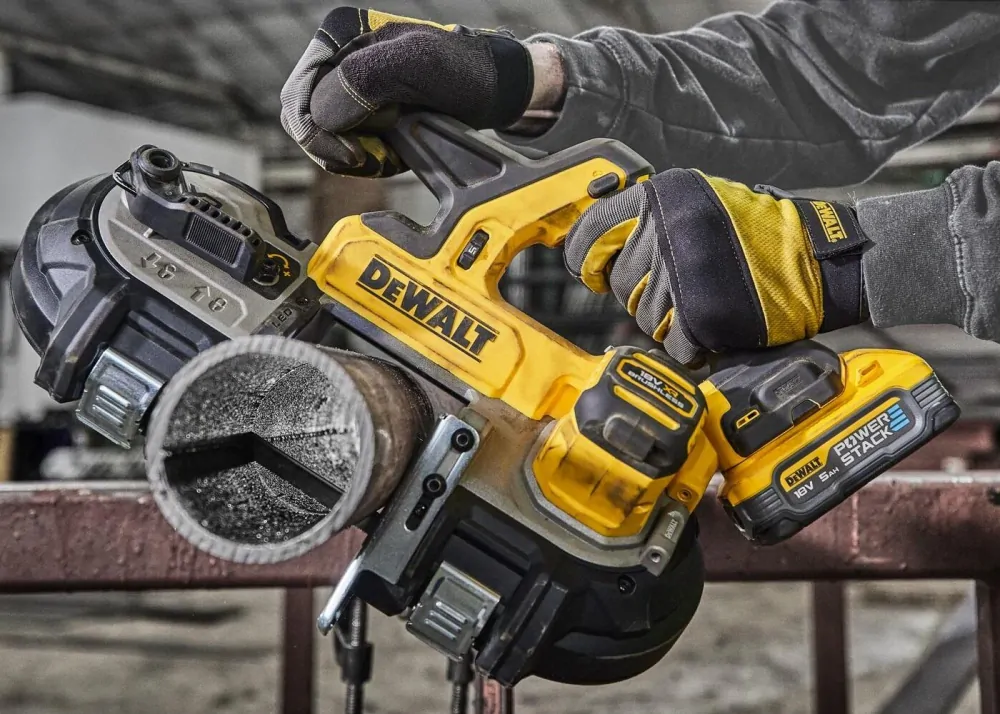 DCS378N DeWALT Pásová pila 18V XR na kov s bezuhlíkovým motorem, samostatný stroj
