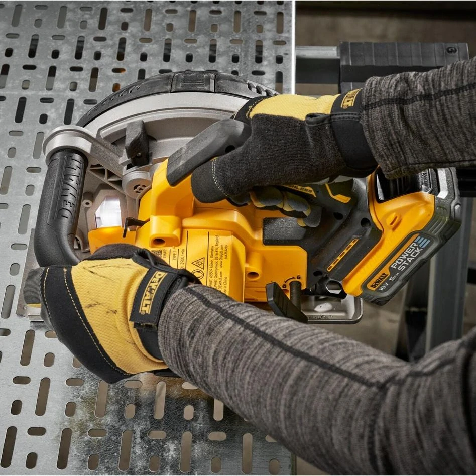 DCS383H2 DeWALT kotoučová pila 184mm pro řezání kovů 18V XR, 2x 5,0 Ah Li-Ion POWERSTACK