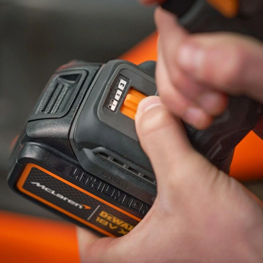 DCF85MP2T DeWALT Rázový utahovák McLaren F1 Team 18V XR s bezuhlíkovým motorem, 2× 5Ah